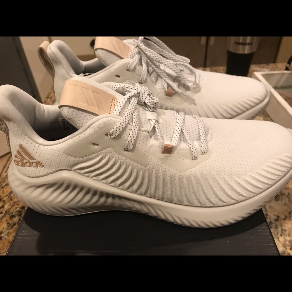 Alphabounce Adidas Men’s SZ 10